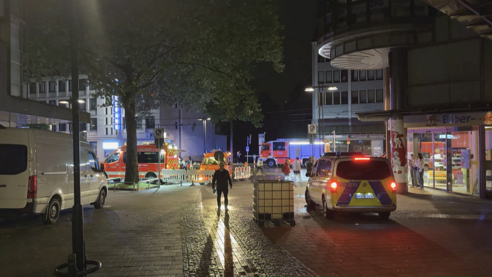 Messer-Anschlag in Solingen: Polizei und Rettungskrräfte vor Ort