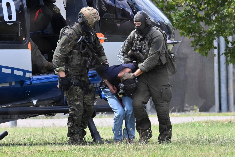 Angehörige einer Spezialeinheit der Polizei eskortieren einen Mann, der verdächtigt wird, für die Solinger Messerattacke verantwortlich zu sein