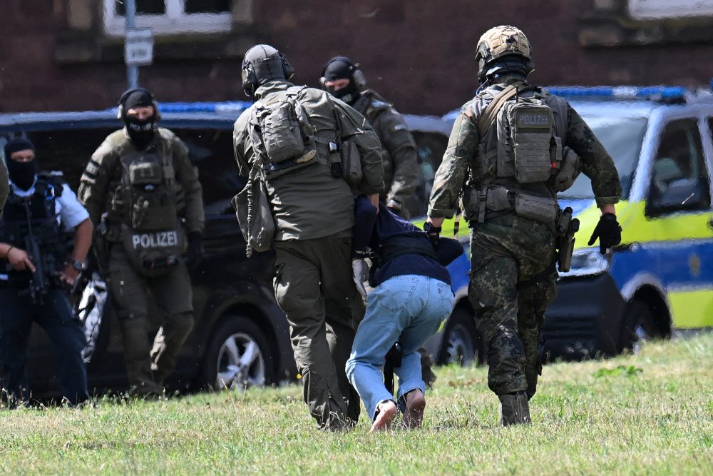 Spezialkräfte der Polizei mit dem Tatverdächtigen im Fall des Solinger Messerangriffs