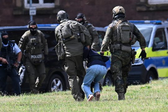 Spezialkräfte der Polizei mit dem Tatverdächtigen im Fall des Solinger Messerangriffs