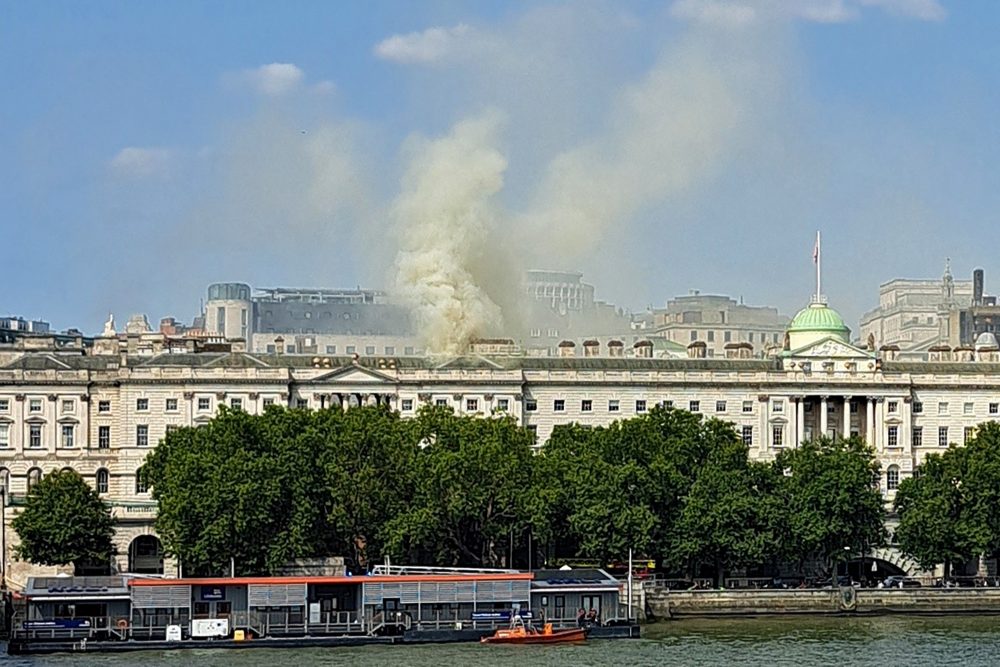 Rauchwolken steigen aus dem Somerset House in London