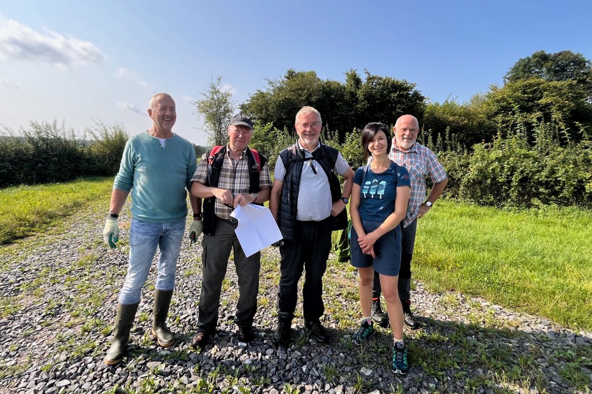 Manfred Stoffels, Willy Michels, Manfred Bergmans und Bernd Derichs von der Dorfgruppe Kettenis mit Stefanie Mengels vom RSM (Bild: Julia Slot/BRF)