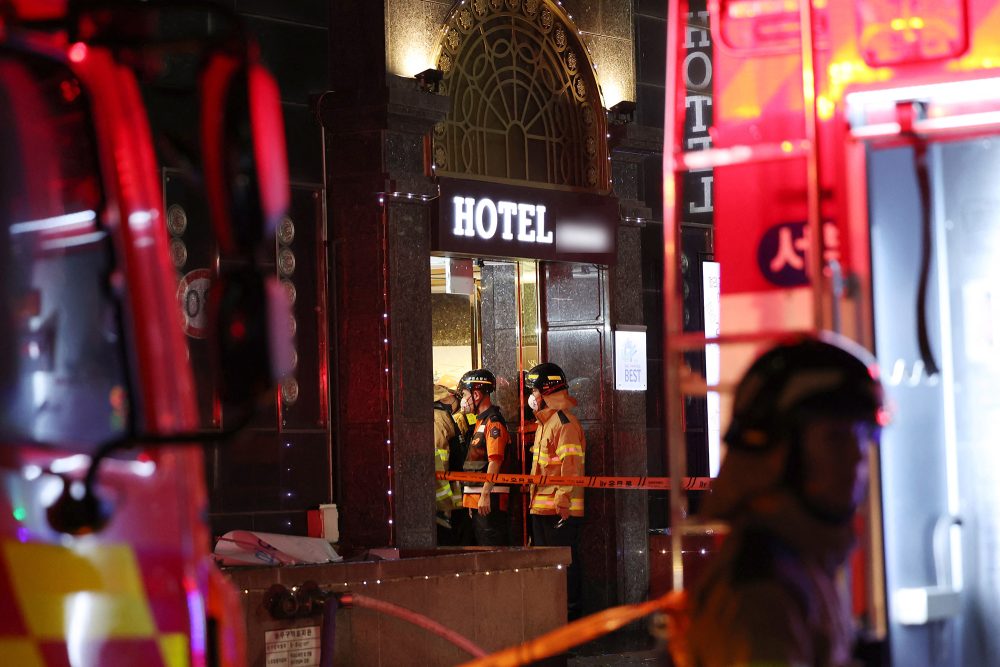 Feuerwehrleute am Eingang eines Hotels in Bucheon am Stadtrand von Seoul