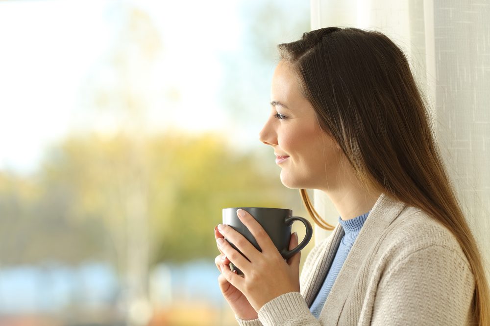 Frau mit Kaffeetasse