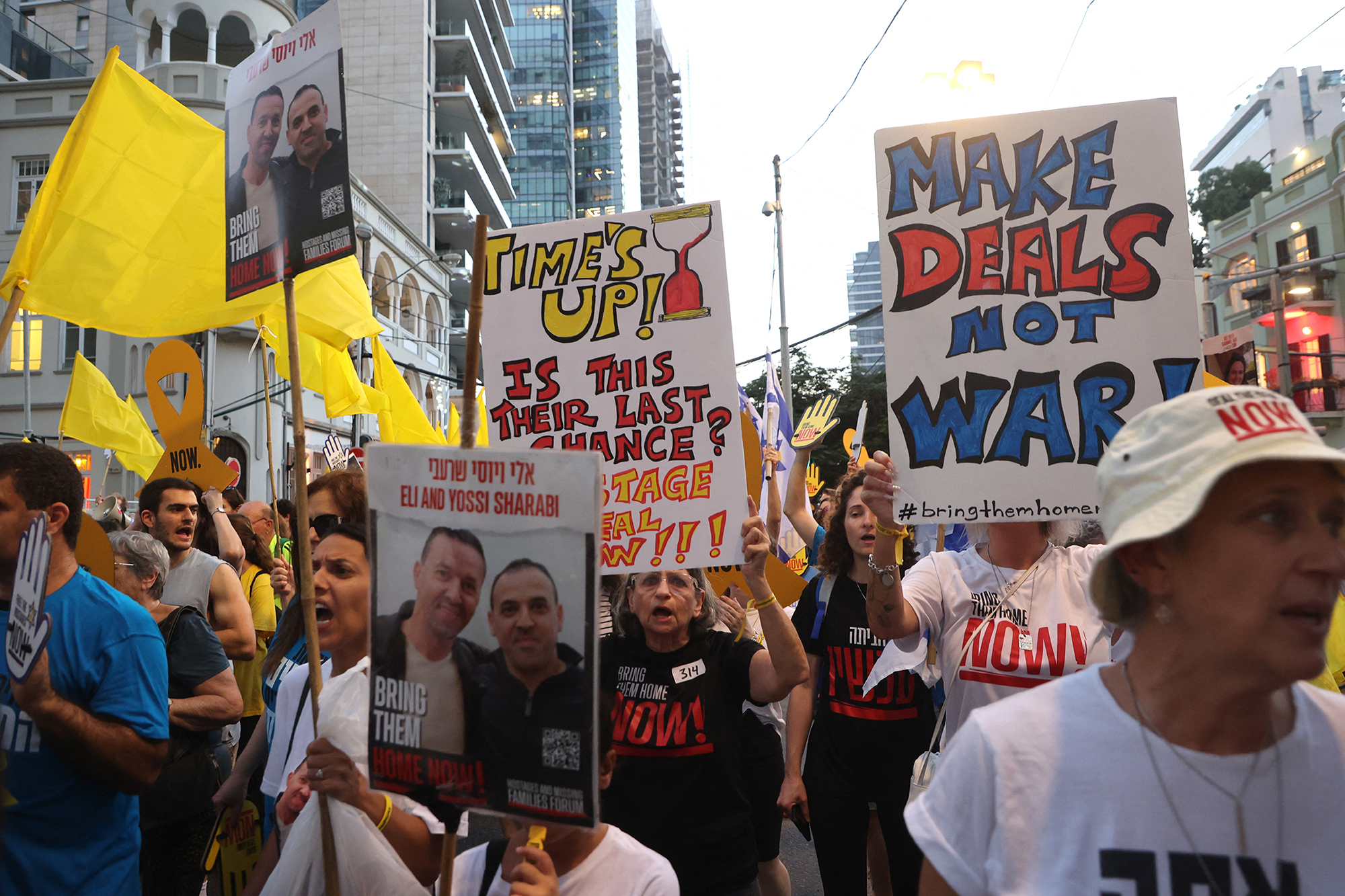 Angehörige und Unterstützer von Israelis, die seit den Anschlägen vom 7. Oktober von militanten Palästinensern in Gaza als Geiseln gehalten werden, halten bei einer Demonstration in Tel Aviv Fahnen und Plakate hoch