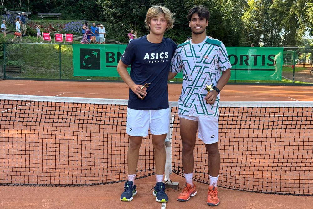 Jack Logé (li.) und Sidana Pontjodikromo stehen nach dem Tennisfinale in Eupen auf dem Platz und haben ihre Trophäen in der Hand