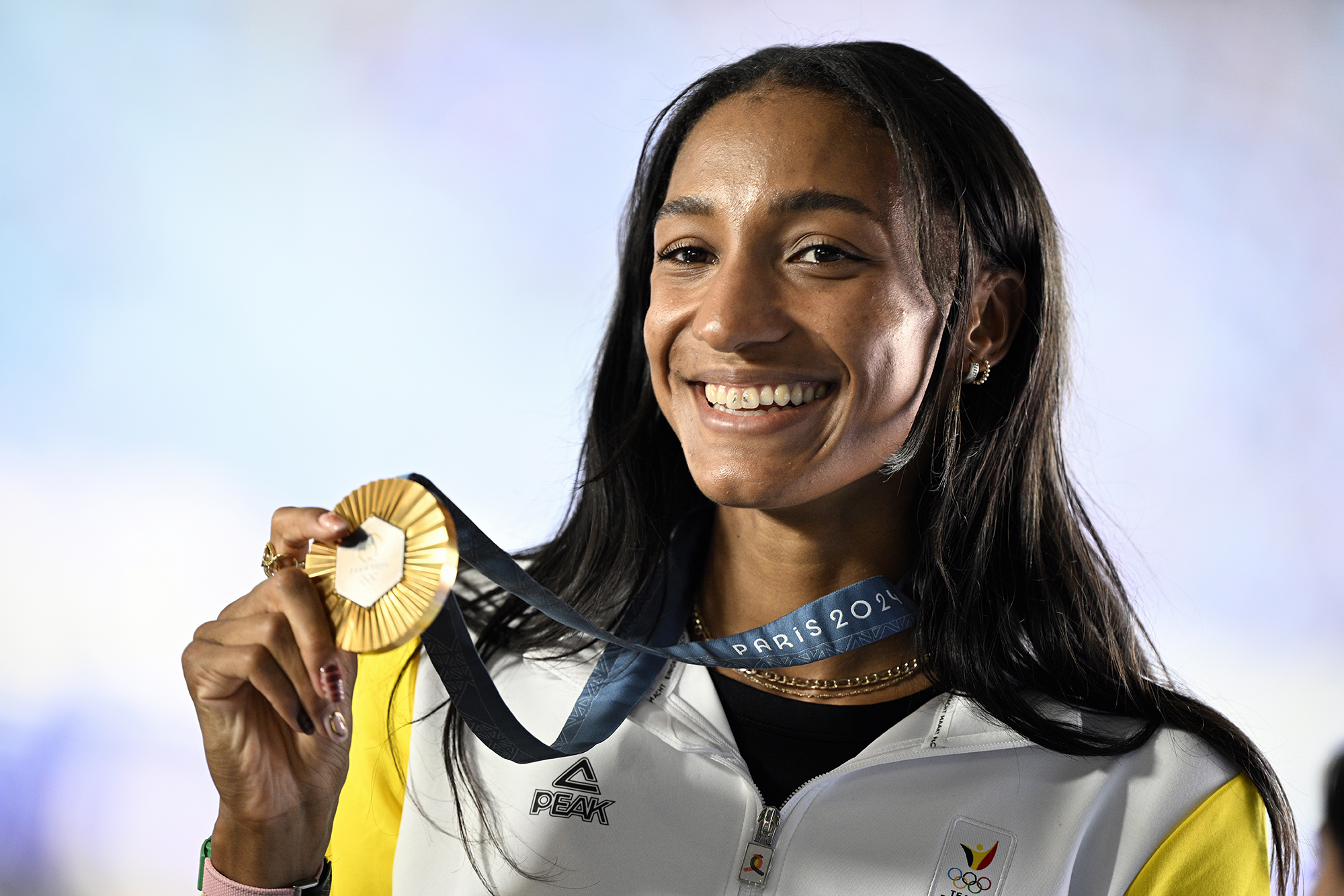 Nafi Thiam präsentiert stolz ihre Siebenkampf-Goldmedaille