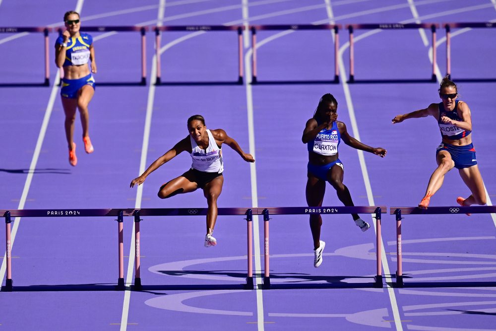 Leichtathletin Naomi Van den Broeck in Aktion bei den Leichtathletikwettbewerben der Olympischen Spiele 2024 in Paris