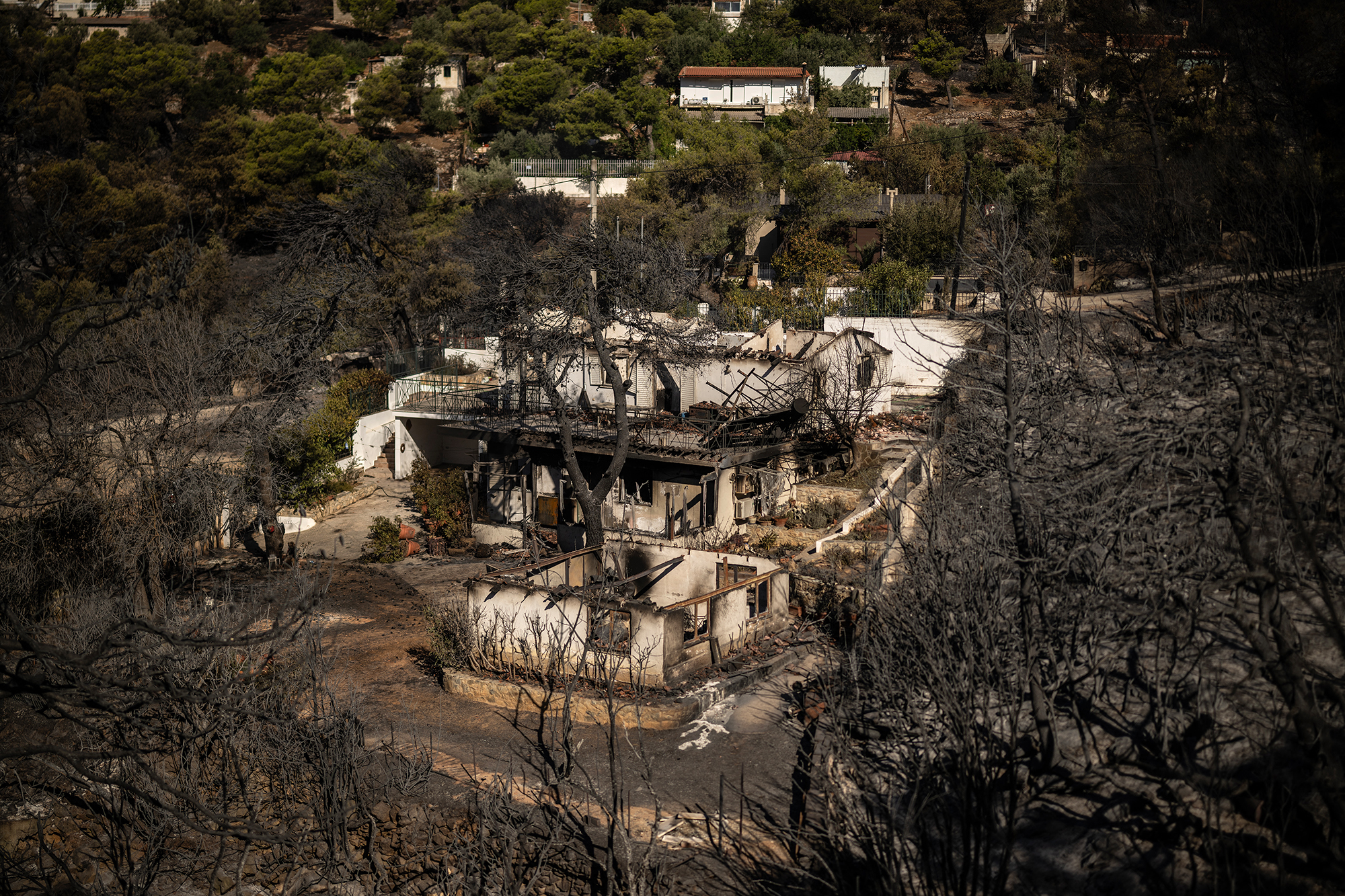 Verbranntes Haus nach einem Waldbrand in den nordöstlichen Vororten von Athen