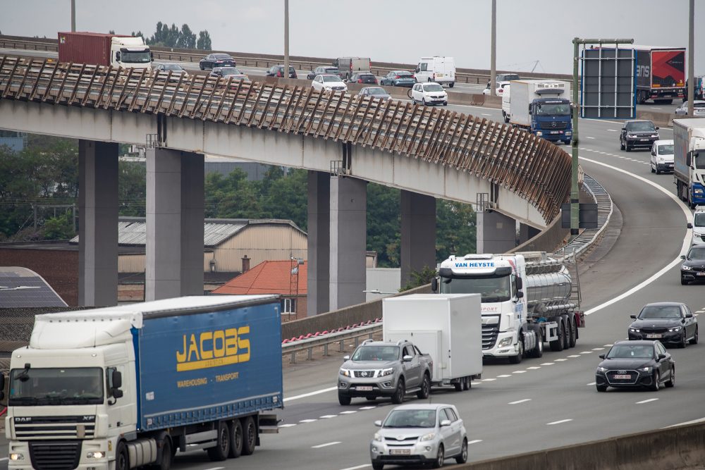 Autos und Lastwagen fahren auf dem Viadukt von Vilvoorde