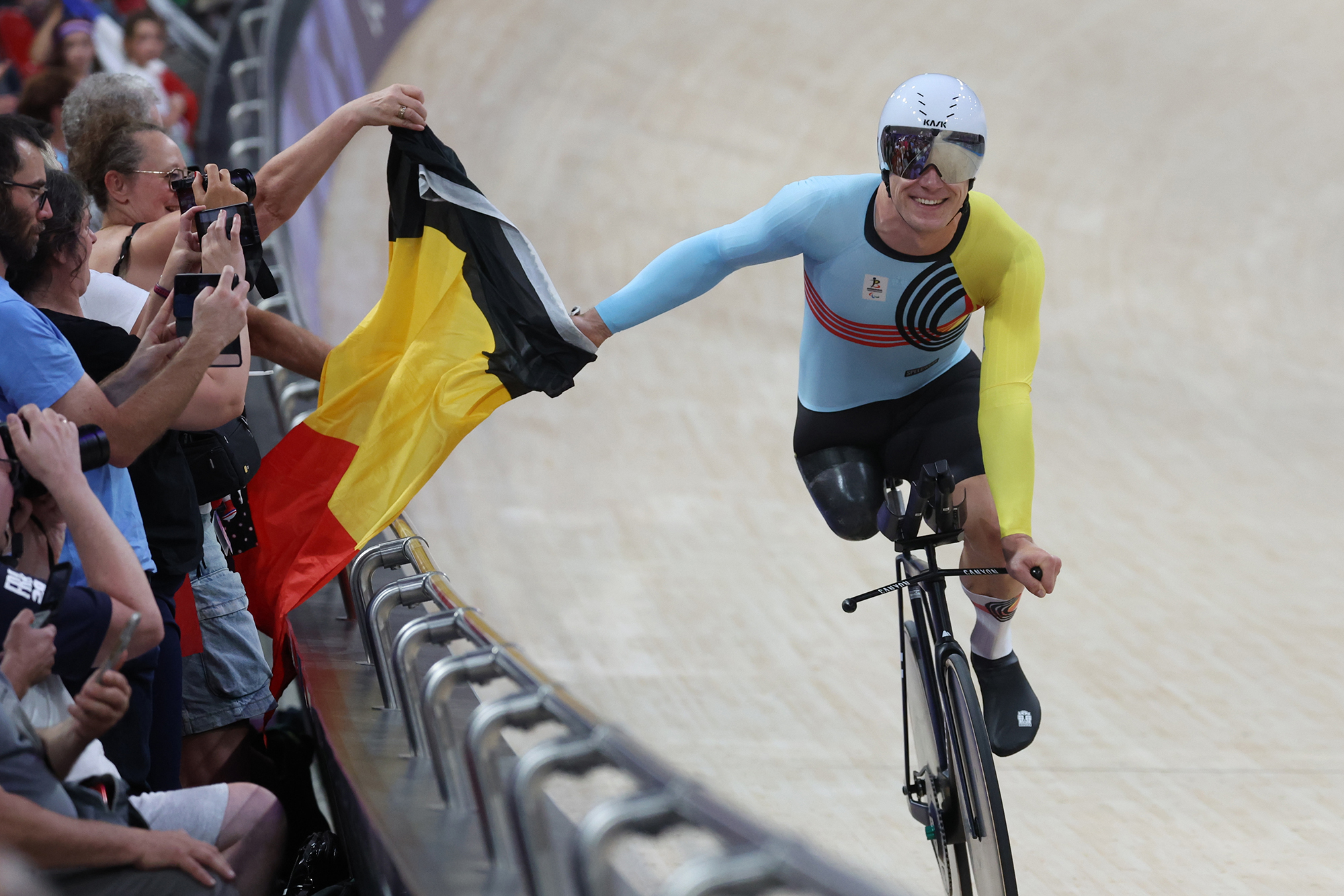 Der paralympische Radsportler Ewoud Vromant jubelt nach dem Gewinn der Silbermedaille in der Einerverfolgung