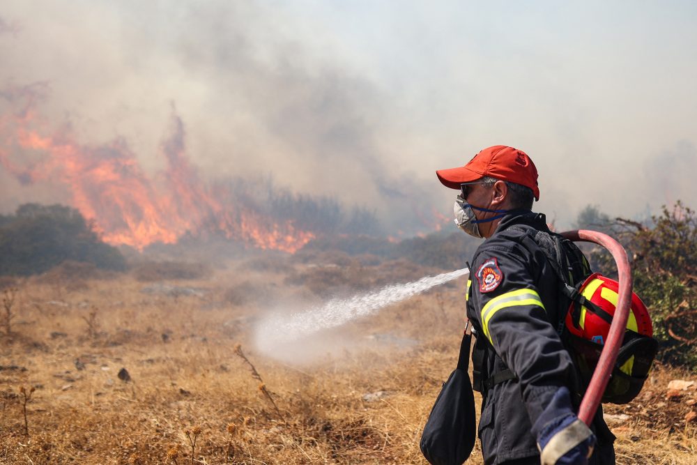 Feuerwehrleute versuchen, einen Flächenbrand in der Region Ano Souli in Attika nahe der griechischen Hauptstadt Athen zu löschen