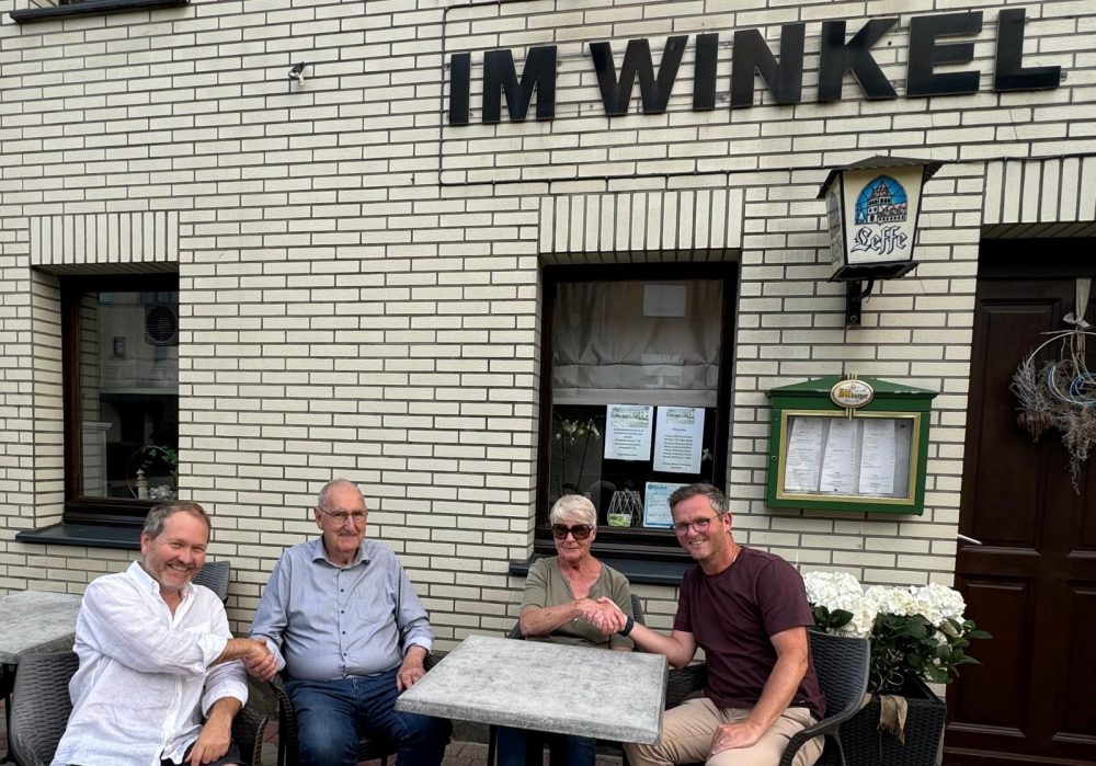 Bürgermeister Luc Frank (l.) und Schöffe Mirko Braem (r.) mit der Eigentümer-Familie Bauens