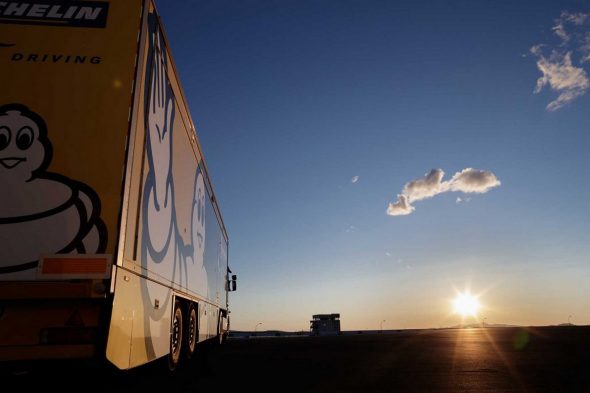 Michelin-Truck im Sonnenuntergang auf der Andalucia-Rennstrecke