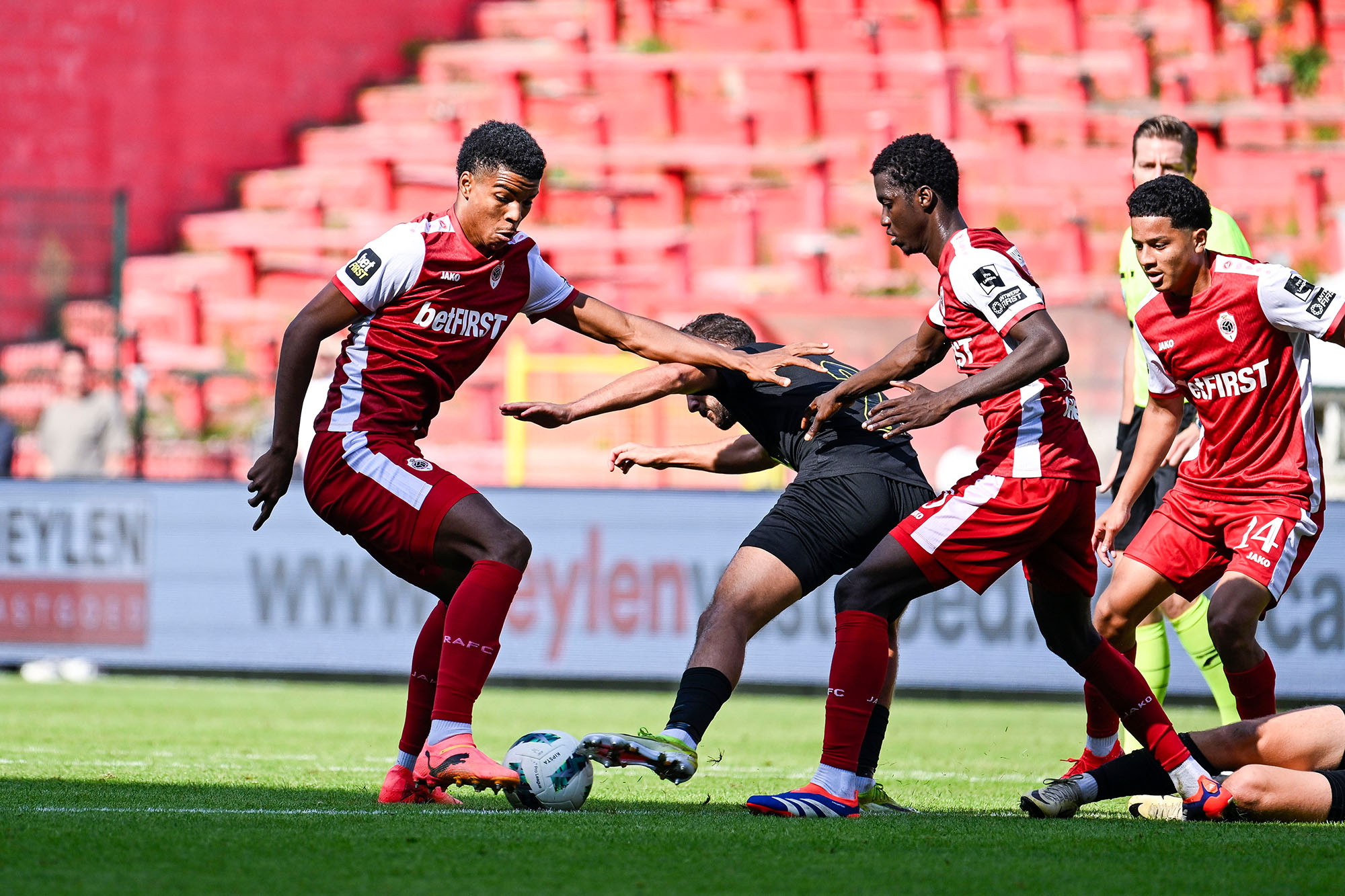 Mehrere Spieler in Aktion während des Fußballspiels zwischen dem Antwerp FC und Union Saint-Gilloise