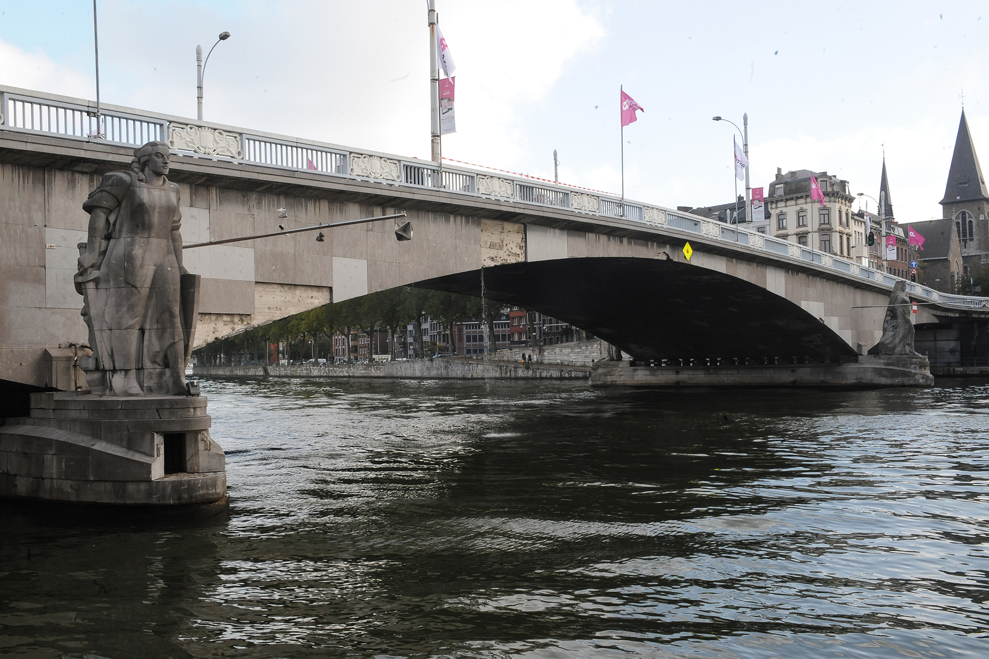 Die Brücke "Pont des Arches" in Lüttich über der Maas