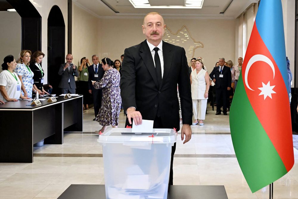 Der aserbaidschanische Präsident Ilham Alijew gibt in einem Wahllokal in der Stadt Baku seinen Stimmzettel für die vorgezogenen Parlamentswahlen ab