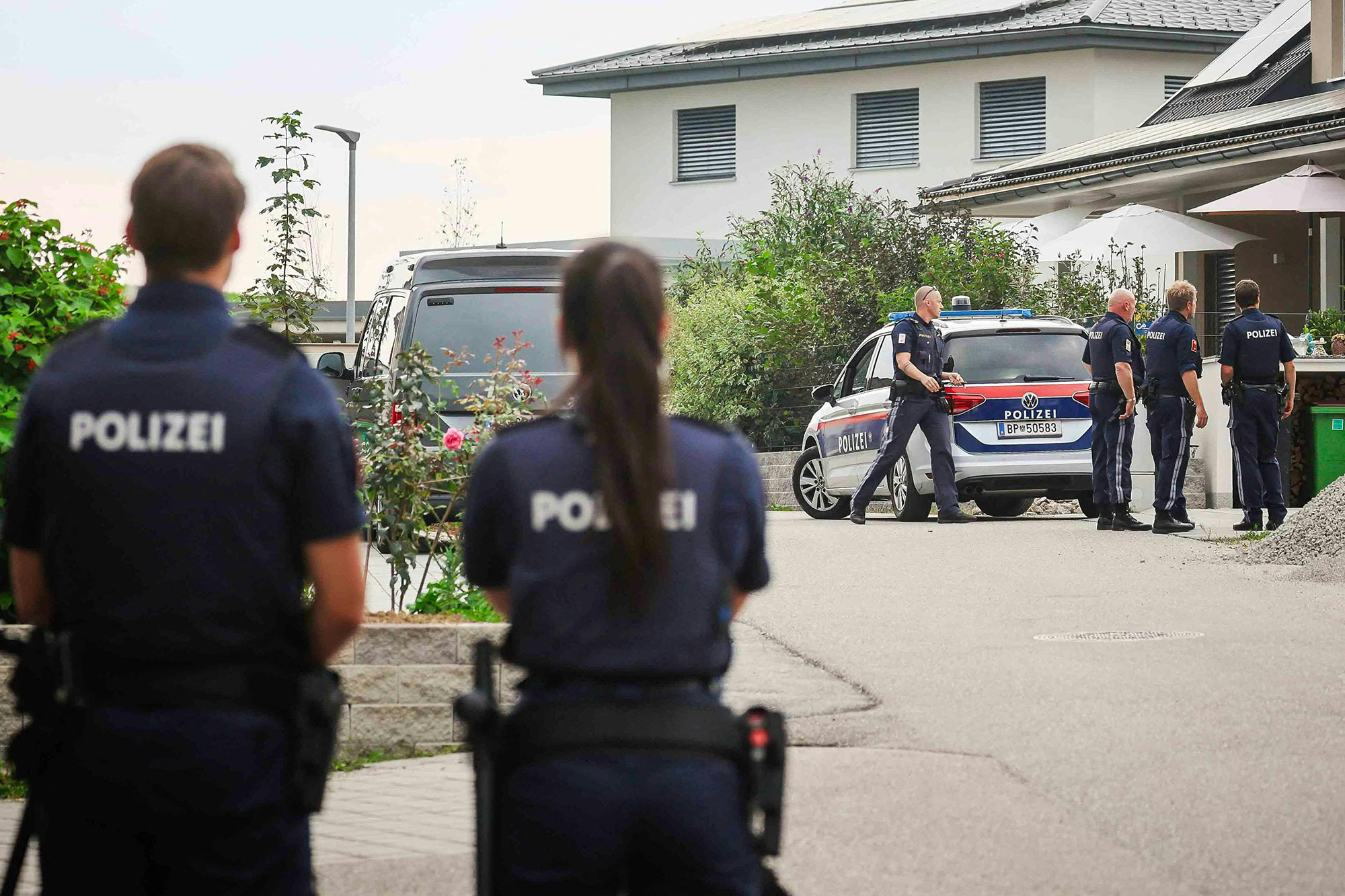 Das Bild zeigt einen Polizeieinsatz in Neumarkt am Wallersee in der Gemeinde Flachgau bei Salzburg, in der Wohnung des 18-jährigen österreichischen Verdächtigen, der in der Nähe des israelischen Konsulats in München das Feuer eröffnet hatte