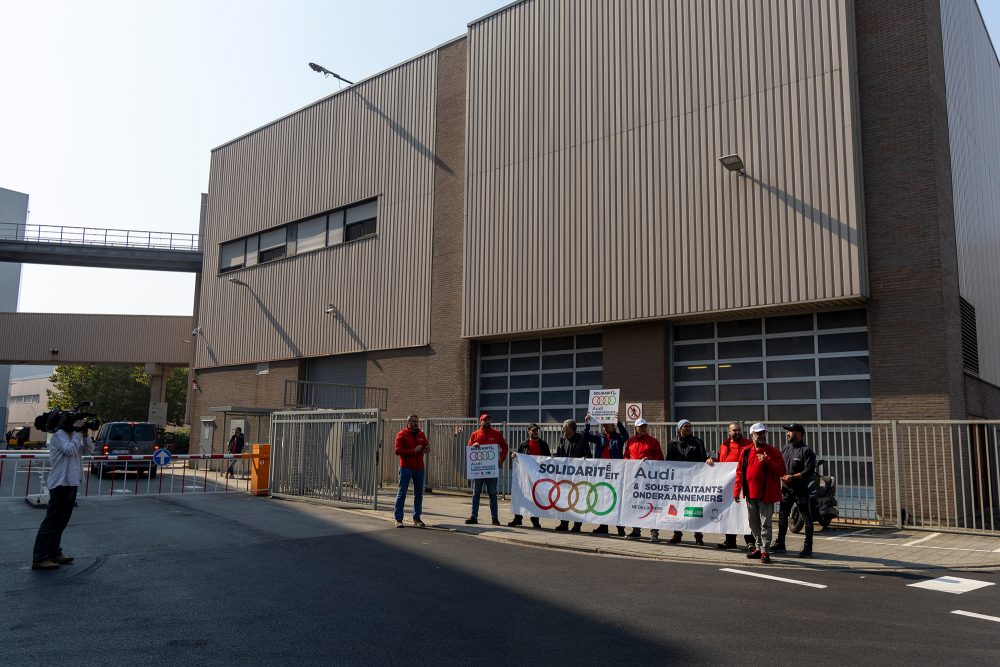 Audi-Mitarbeiter protestieren vor dem Werk in Forest