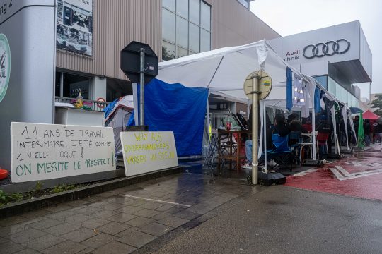 Wütende Arbeiter haben Protestschilder am Tor des Audi-Werks in Forest aufgestellt