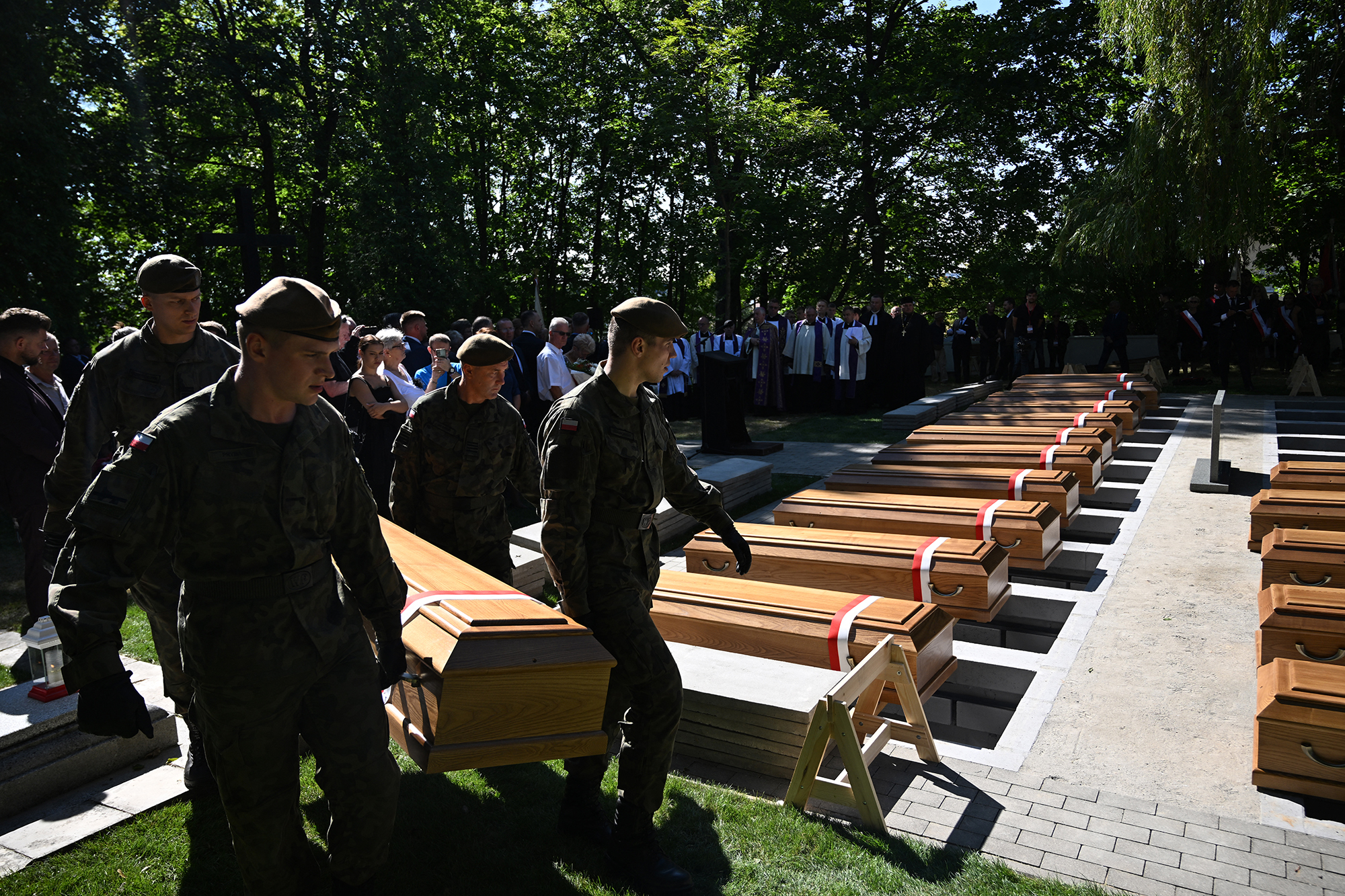 Polnische Soldaten tragen auf dem Friedhof in Chojnice einen Sarg während der Beisetzung der sterblichen Überreste von über 700 Opfern deutscher Verbrechen des Zweiten Weltkriegs, die im sogenannten Tal des Todes entdeckt wurden