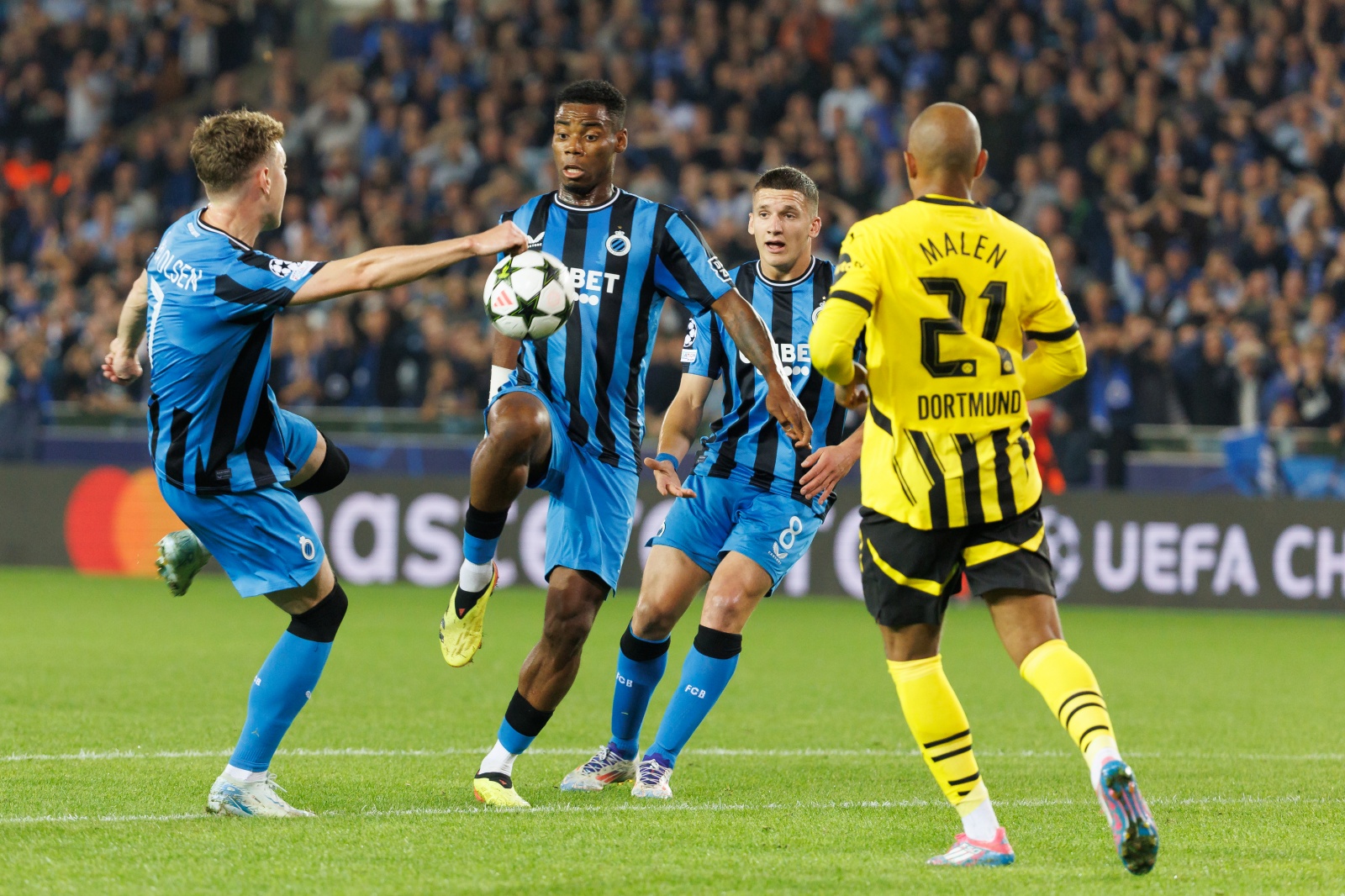 Club's Andreas Skov Olsen, Club's Raphael Onyedika and Borussia's Donyell Malen fight for the ball during a soccer game between Belgian Club Brugge KV and German Borussia Dortmund, Wednesday 18 September 2024 in Brugge, on the day one of the UEFA Champions League league phase. BELGA PHOTO KURT DESPLENTER