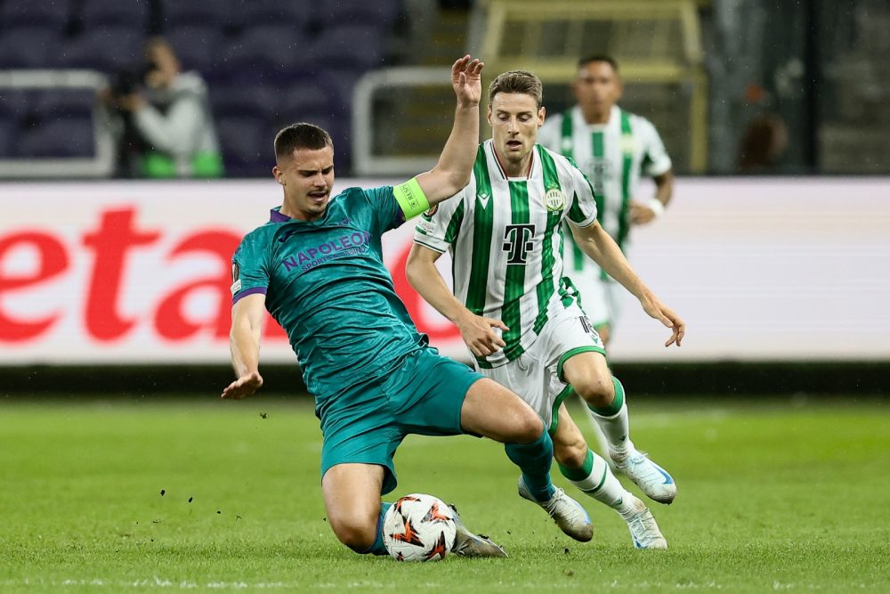 Anderlecht's Leander Dendoncker and Ferencvaros's Kristoffer Zachariassen fight for the ball during a soccer game between Belgian RSC Anderlecht and Hungarian Ferencvarosi TC, on Wednesday 25 September 2024 in Brussels, on the opening day of the League phase of the UEFA Europa League tournament. BELGA PHOTO BRUNO FAHY