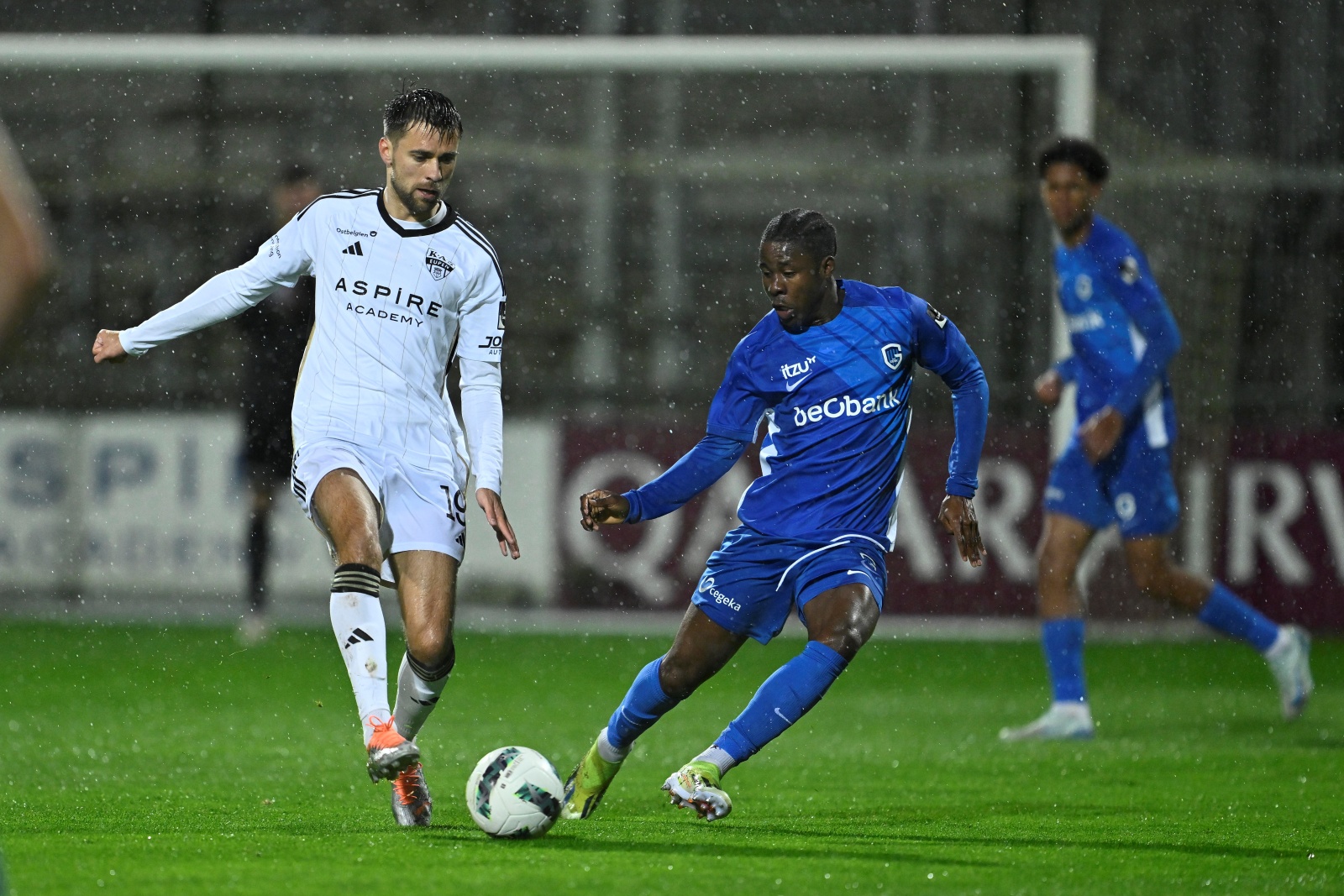 Milos Pantovic (AS Eupen) und Christian Akpan (Jong Genk) kämpfen um den Ball