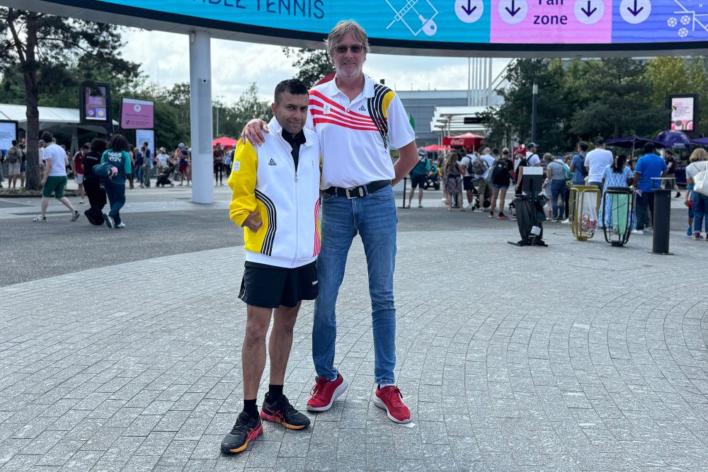 Der Eupener Tischtennisspieler Ben Despineux mit seinem Trainer bei den Paralympics 2024 in Paris