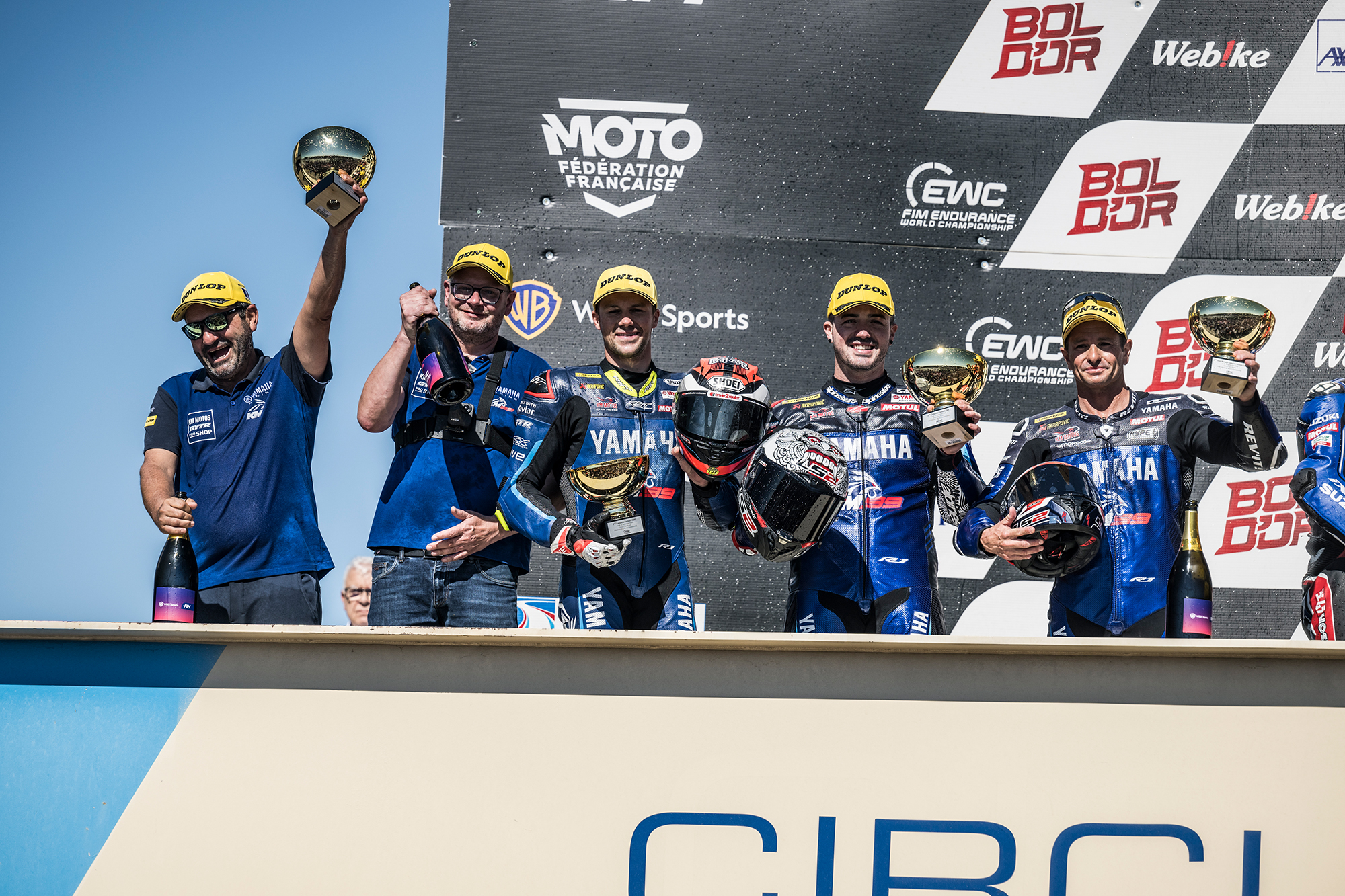 Teambesitzer Gaëtan Schyns, Teammanager Mario Küpper, Florian Marino, Jérémy Guarnoni und Randy de Puniet feiern ihr erstes Podium