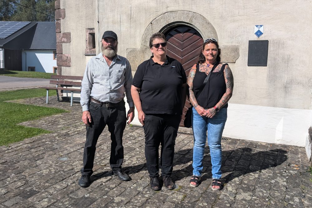 Ludwig Hacken, Marita Eichten und Sonja Hering von der Liste "Büllingen reden wir miteinander" vor der Kapelle in Krewinkel