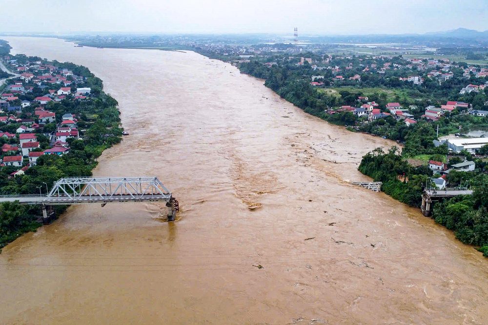 Dieses Luftbild zeigt die eingestürzte Phong Chau-Brücke über den Roten Fluss in der Provinz Phu Tho, nachdem der Super-Taifun Yagi Nordvietnam getroffen hatte