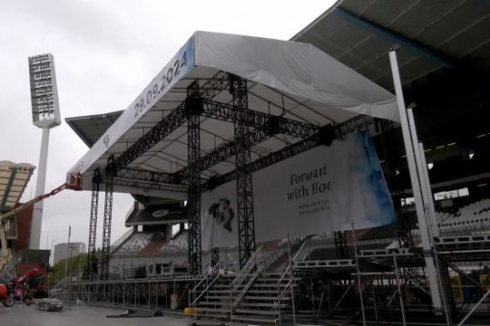 Bühne für den Papstbesuch im König-Baudouin-Stadion in Brüssel