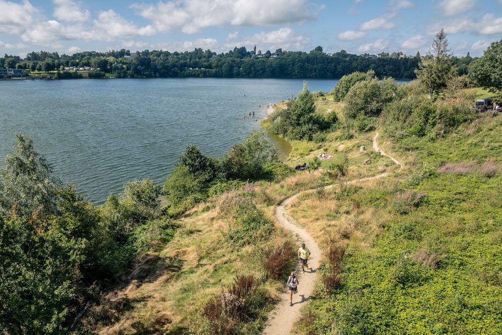 Die Trailrunning-Strecke führt auch am Bütgenbacher See vorbei