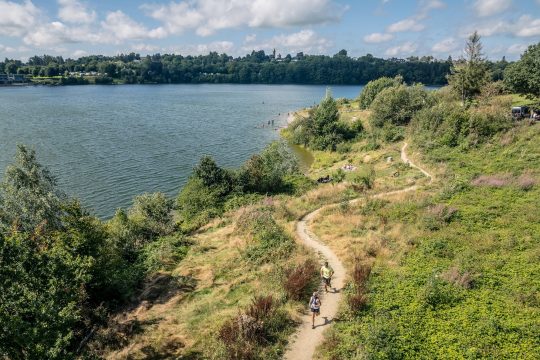 Die Trailrunning-Strecke führt auch am Bütgenbacher See vorbei