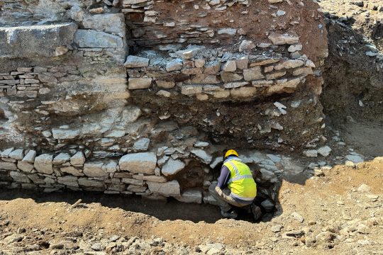 Ein Mann führt Ausgrabungsarbeiten an der Burg St. Vith durch