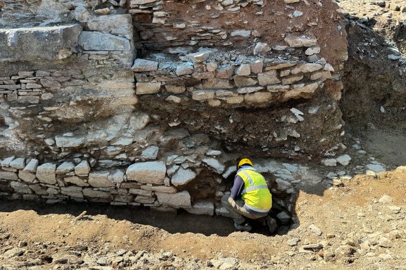 Ein Mann führt Ausgrabungsarbeiten an der Burg St. Vith durch