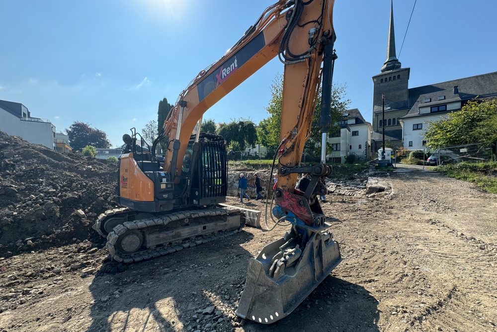 Ein Bagger steht auf der Fläche, an der Ausgrabungsarbeiten für die Burg St. Vith stattfinden