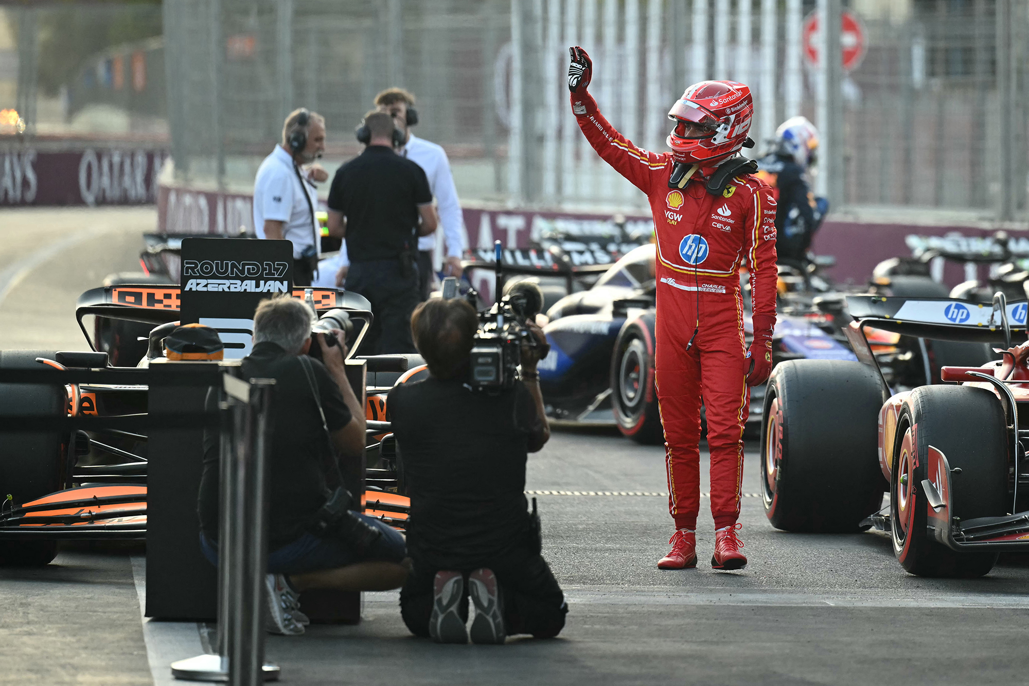 Charles Leclerc feiert seine Pole Position in Baku