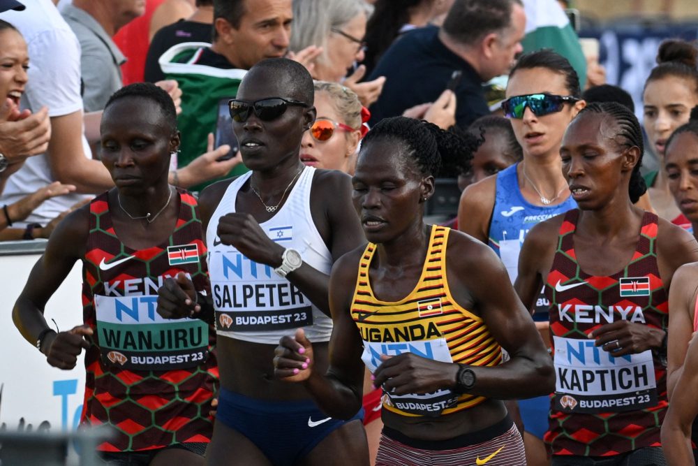 Die ugandische Marathonläuferin Rebecca Cheptegei (2.vr.) bei der Leichtathletik-WM 2023 in Budapest