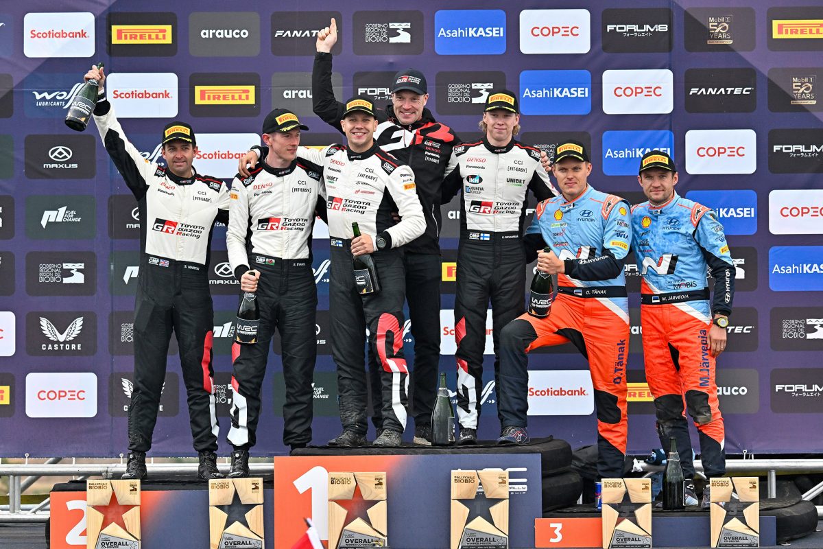 Das Treppchen der Rallye Chile: Elfyn Evans und Scott Martin auf Platz zwei, die Sieger Kalle Rovanperä und Jonne Halttunen mit Teamchef Jari-Matti Latvala, Ott Tänak und Martin Järveoja auf Platz drei