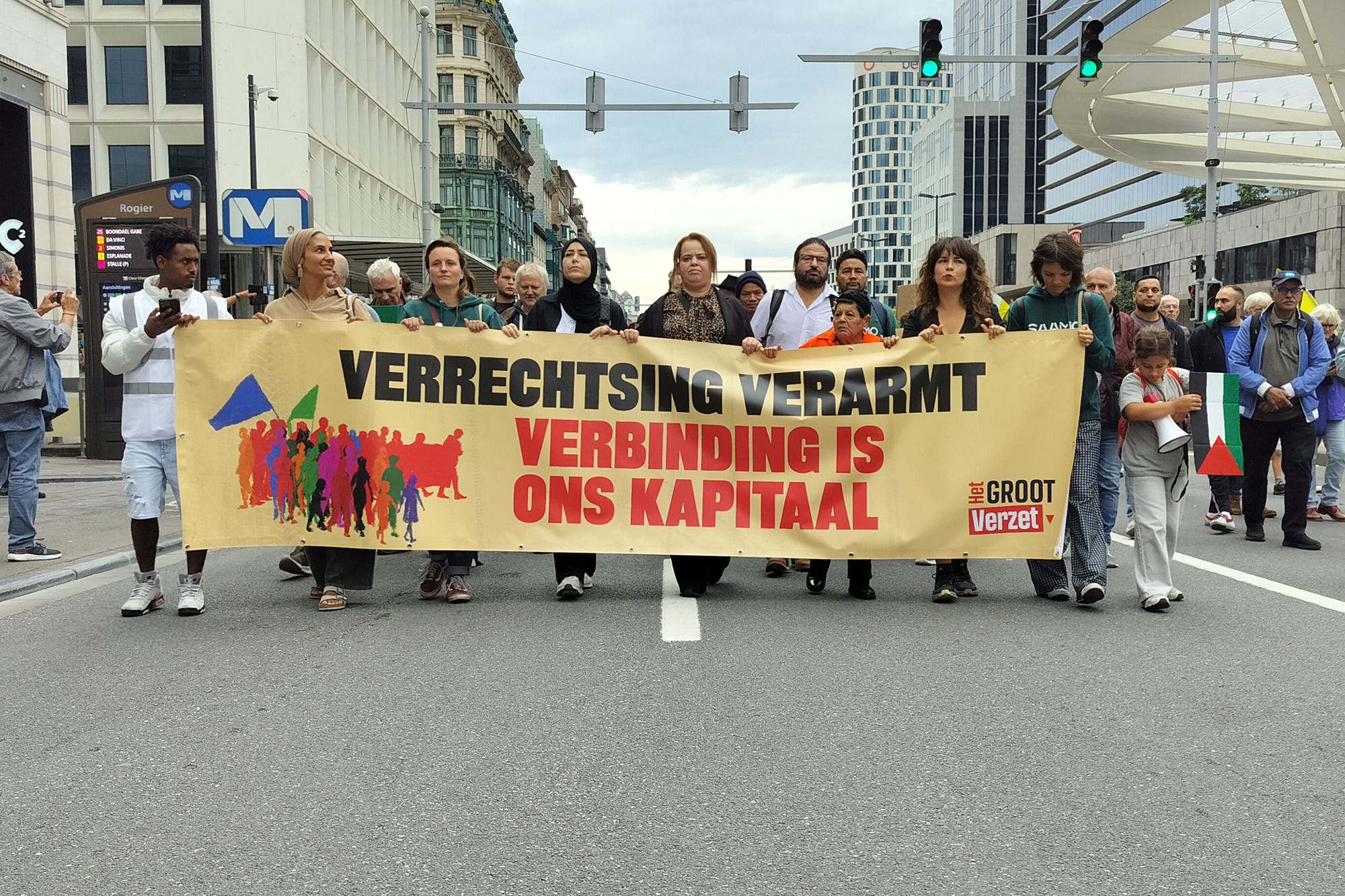 Demonstration der Bürgerbewegung "Hart boven Hard" - Auf einem Banner steht "Der Rechtsruck sorgt für Verarmung - Verbundenheit ist unser Kapital"