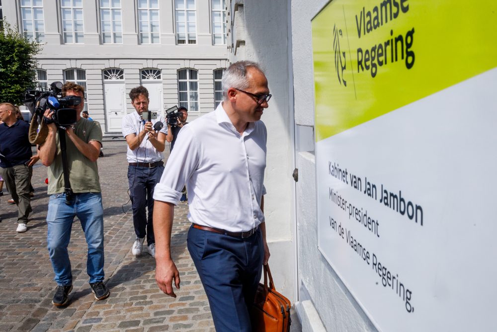 Matthias Diependaele von der N-VA in Brüssel vor einem Treffen zwischen Vertretern der politischen Parteien N-VA, Vooruit und CD&V über die Bildung einer neuen flämischen Regierung