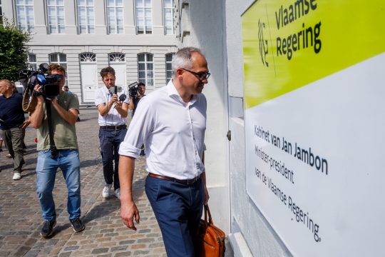 Matthias Diependaele von der N-VA in Brüssel vor einem Treffen zwischen Vertretern der politischen Parteien N-VA, Vooruit und CD&V über die Bildung einer neuen flämischen Regierung