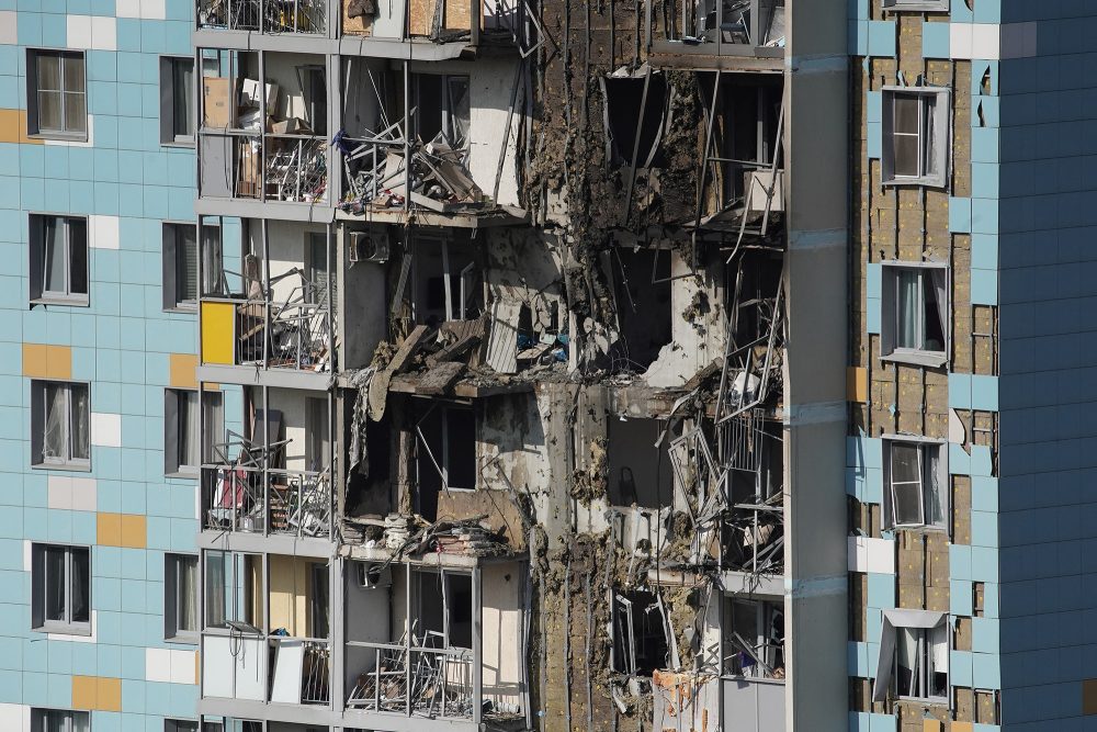 Dieses Foto zeigt ein beschädigtes Wohnhaus nach einem Drohnenangriff in Ramenskoje in der Region Moskau