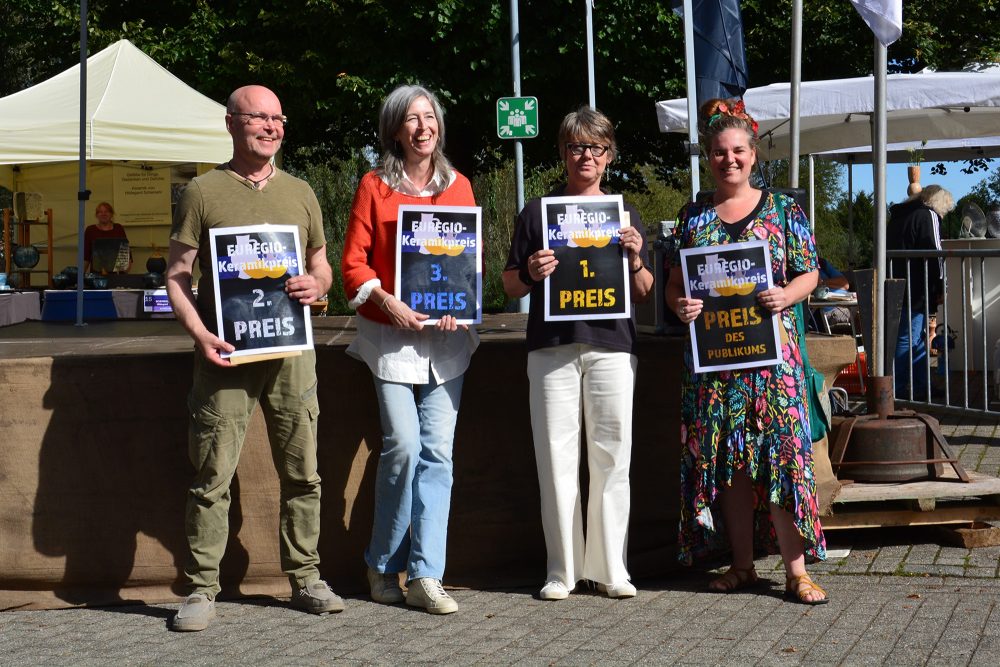 Die Gewinner des Euregio-Keramikwettbewerbs 2024 posieren gemeinsam für ein Foto