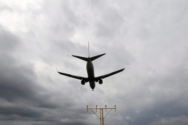 Ein Flugzeug ist im Landeanflug auf einen Flughafen
