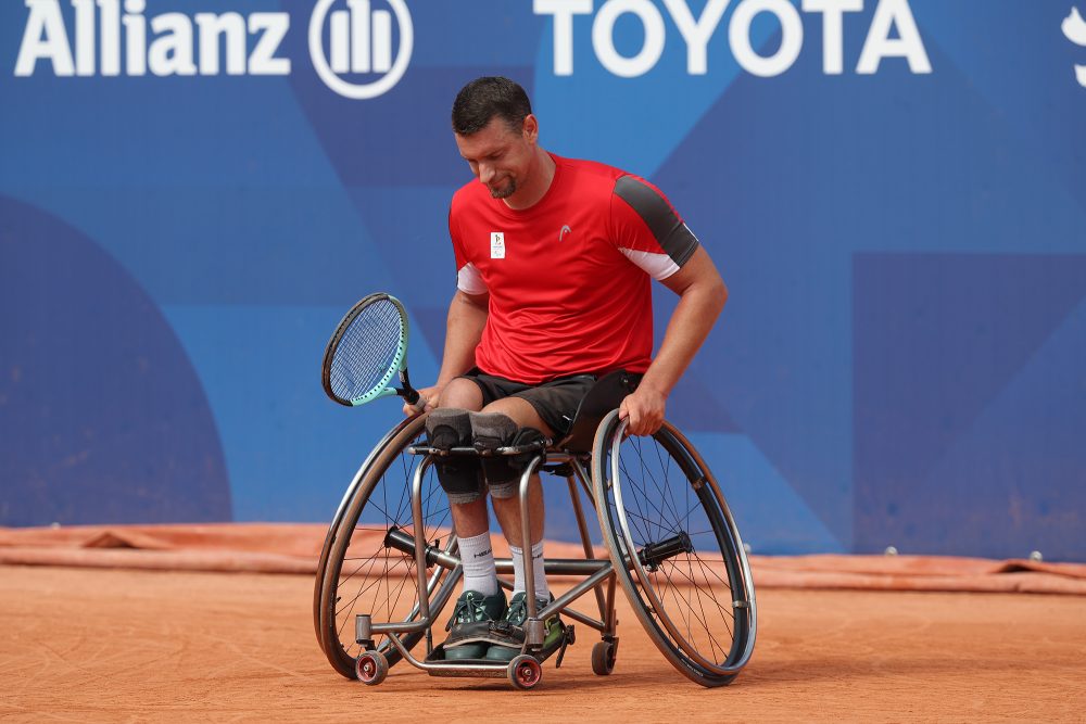 Joachim Gerard schaut nach seinem verlorenen Auftaktmatch bei den Paralympics 2024 in Paris enttäuscht zu Boden