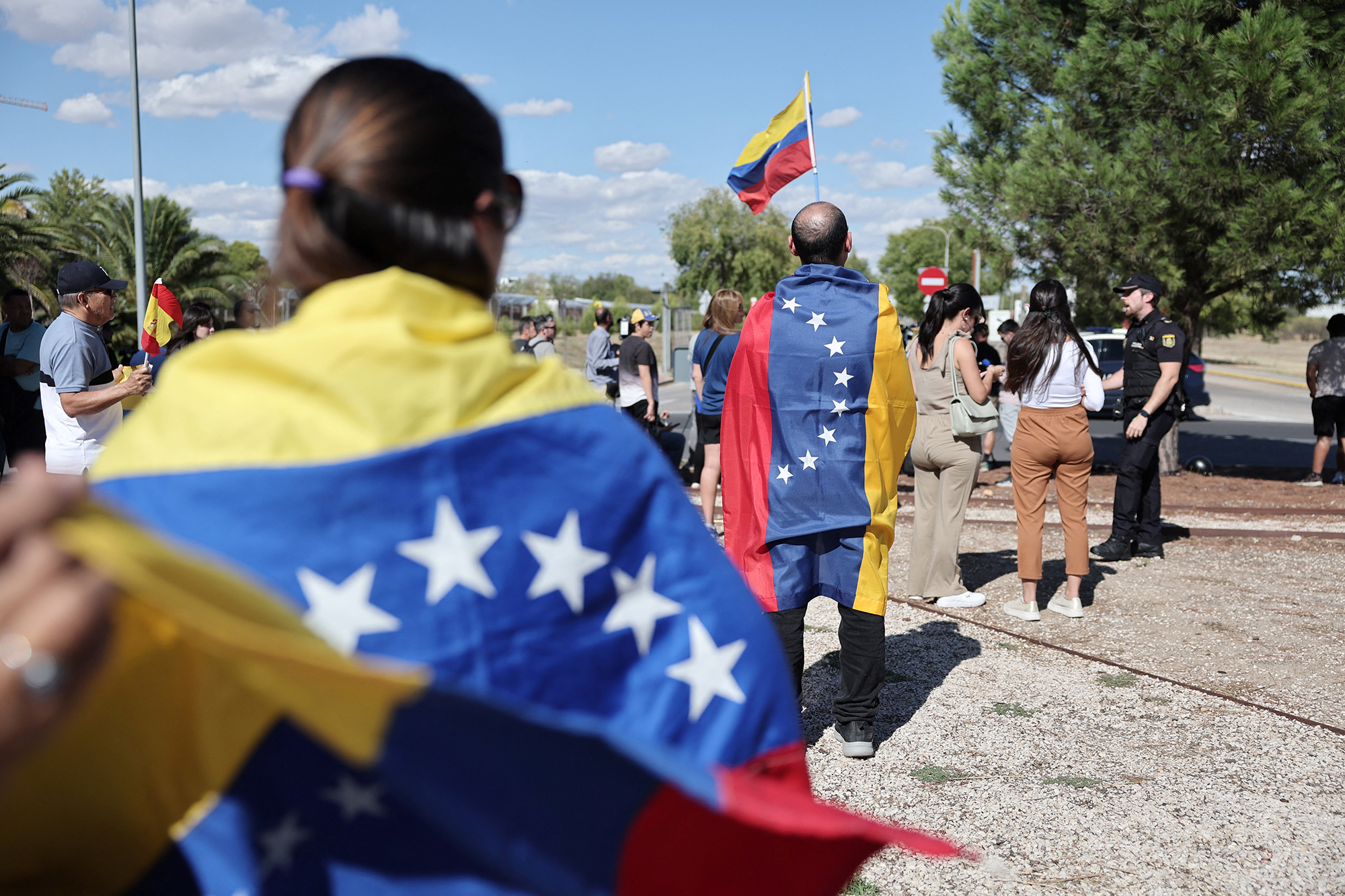 Unterstützer warten in der Nähe des Militärflughafens bei Madrid auf Edmundo González