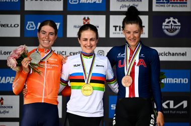 Das Treppchen: Silber für Demi Vollering, Gold für Grace Brown und Bronze für Chloe Dygert